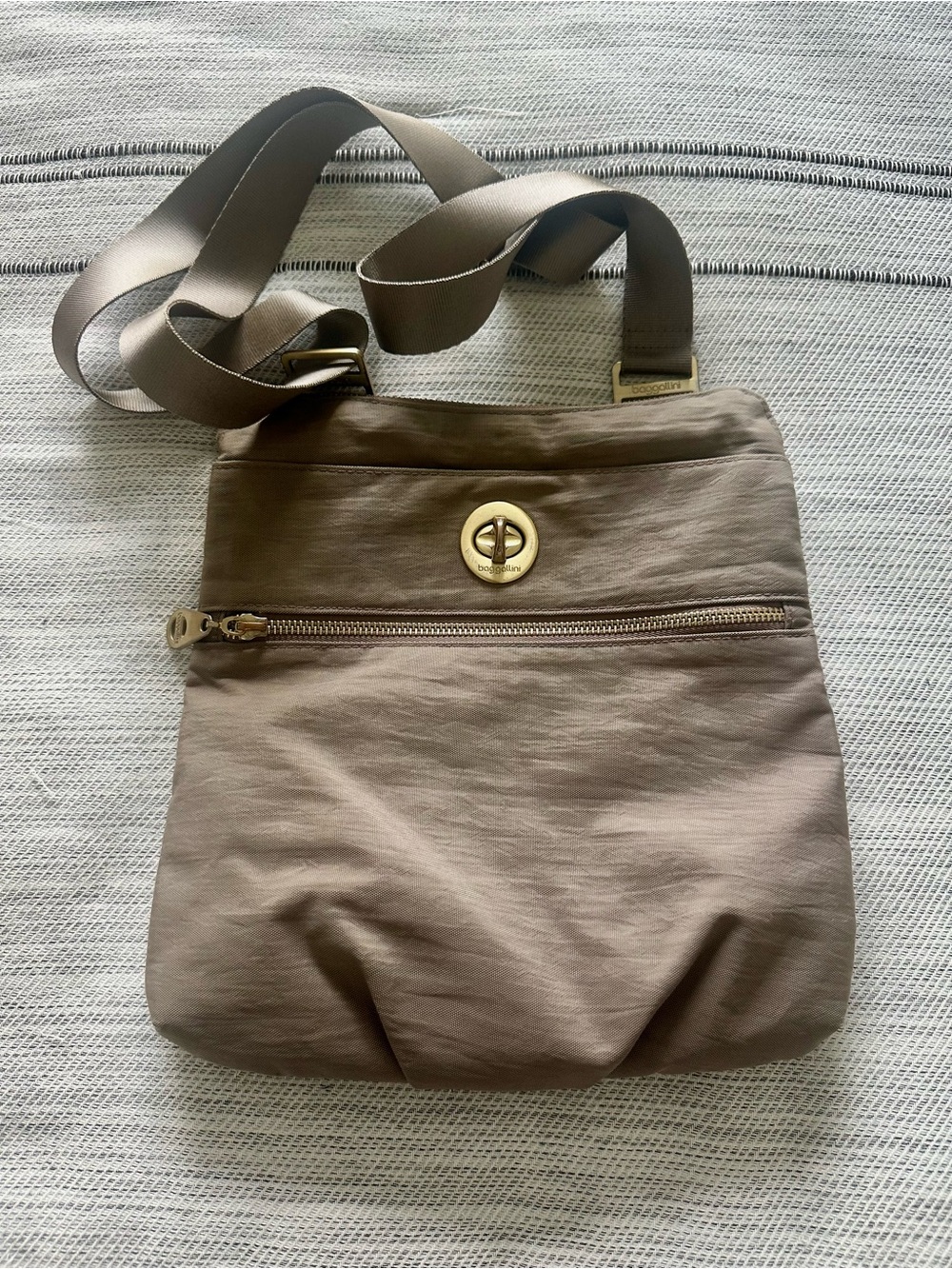Baggallini Gold Hanover Crossbody in
Beach with beach interior